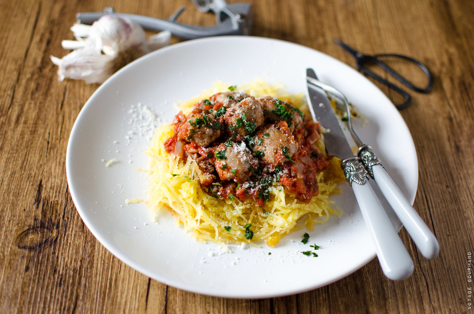Courge spaghetti et boulettes de saucisse à la tomate