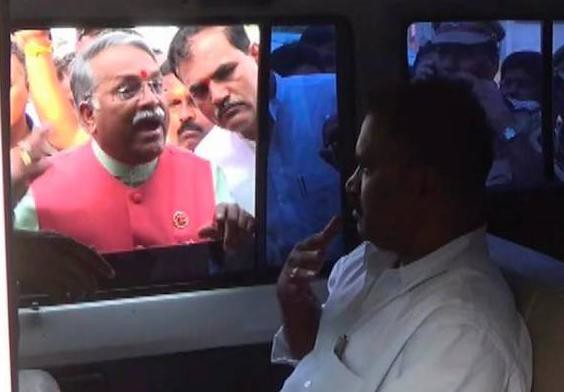 Shiv Sena MP Khaire abusing Tahsildar in Aurangabad