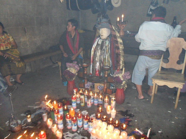 Maximón, figura de fusta, barreja de la religió catòlica i rituals maies.