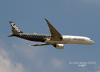 Airbus A350-900 Paris 2015 flying (RD)