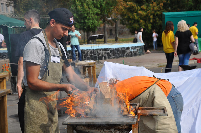 Тризуб, палаючі горни та вишиванки - фестиваль ковалів на Лебединці