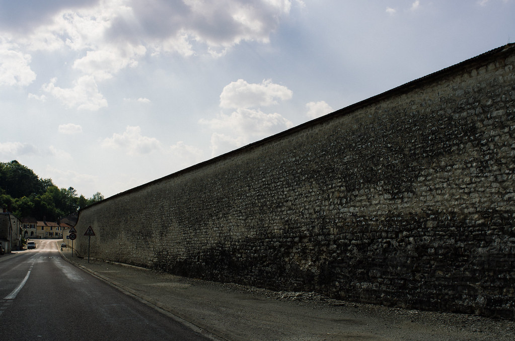 À l'abbaye de Clairvaux, tourisme carcéral - Le mur d'enceinte de l'abbaye