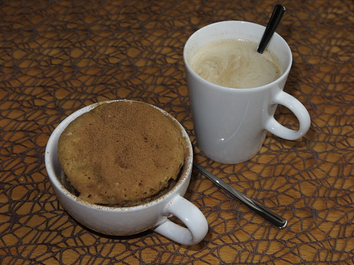 Mikrowellen-Tassenkuchen mit Äpfeln, Rosinen und Zimt zum Kaffee