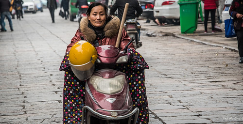 2016 china cropped jingzhou nikon nikond750 nikonfx tedmcgrath tedsphotos vignetting helmut bike motorcycle streetscene street female lady rider