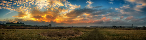highpeakdistrict england unitedkingdom gb buxton derbyshire lowsun sunset panorama peakdistrict clouds skyline fields fairfield yellow orange grass grassland