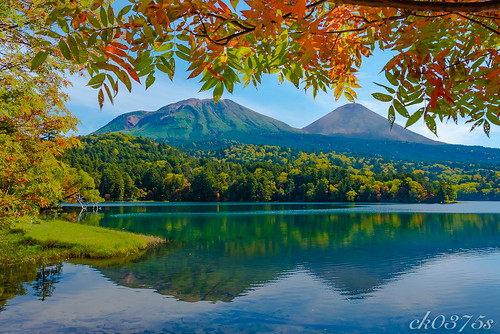 red mountain lake reflection nature water leaves japan landscape nikon hokkaido d750 北海道　秋　夏