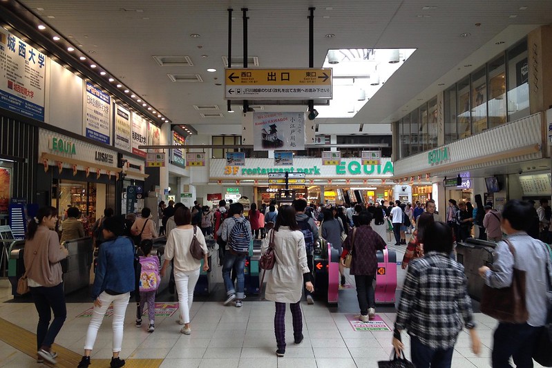 前來川越觀光旅遊的本地人也不少，一旁有遊客服務中心。而不免俗的，車站與超市百貨共構。