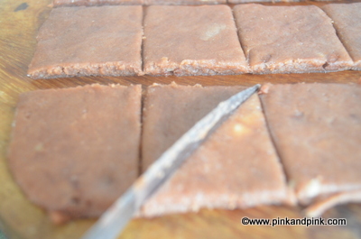 Draw a diagonal line using back of knife - Eggless Chocolate Chip Cookies Recipe - Chocolate Chip Cookies Without Eggs
