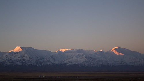 travel viaje moon snow sunrise landscape asia nieve paisaje snowcapped amanecer silkroad paysage centralasia kyrgyzstan range cordillera montañas pamir asiacentral rutadelaseda kirguistan