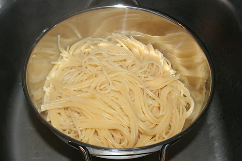 09 - Spaghetti abtropfen lassen / Drain spaghetti