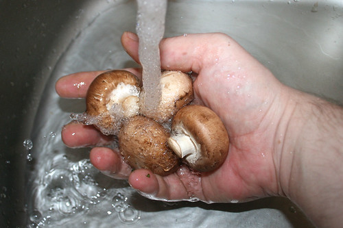 15 - Pilze abspülen / Wash mushrooms