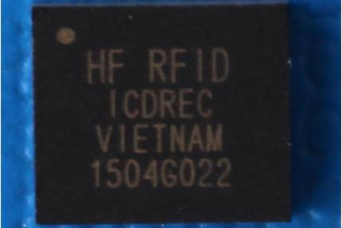 Chip RFID HF được phóng lớn.