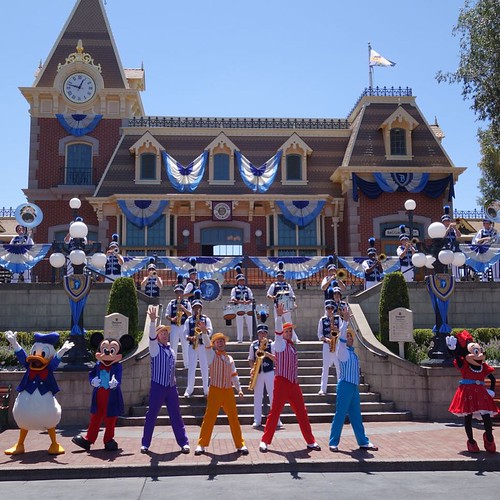 Disneyland Foreverのテーマ曲、Live the Magicがかっこよかった。