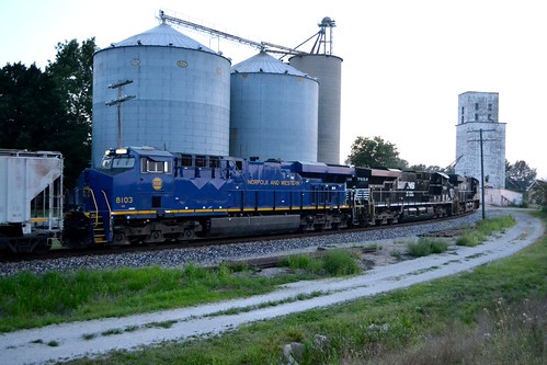 railroad train nw ns grain locomotive bluehour pe signal grainelevator mansfield d21 8103 mansfieldbranch