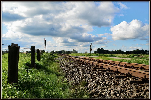 deutschland eisenbahn railway gleise jever norddeutschland niedersachsen bahnstrecke bahndamm bahnübergang landkreisfriesland