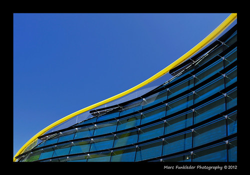 blue italy abstract building yellow museum architecture jaune nikon italia factory ferrari musée line bleu modena curve italie usine ligne maranello abstrait d300 courbe enzoferrari modène nikond300 museoferrari