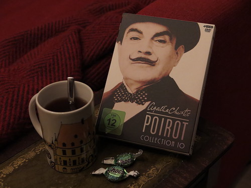 Darjeeling und Schokoladen-Minz-Bonbons zu einer Folge der Fernsehserie „Agatha Christie’s Poirot“