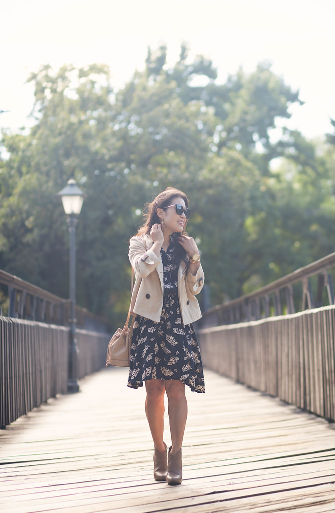 cute & little blog | petite fashion | leaves print dress, crop trench jacket, taupe ankle booties, bucket bag | fall outfit