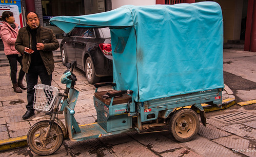 2016 china cropped jingzhou nikon nikond750 nikonfx tedmcgrath tedsphotos vignetting smoker basket transportation streetscene street smoking cigarette wheel wheels blue