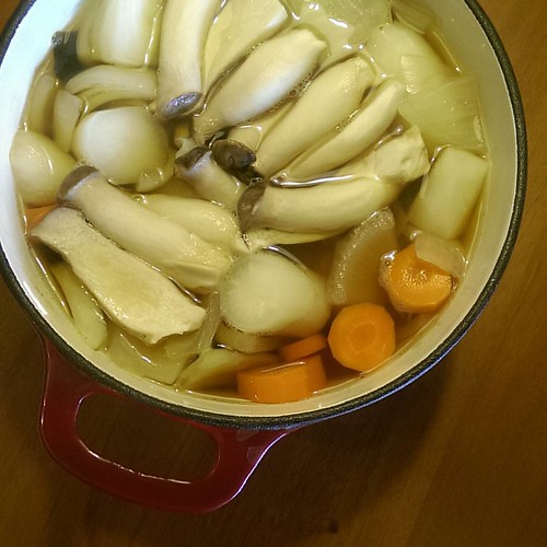 20151127 原本只是想把一堆嫩嫩的白蘿蔔煮了 越加越多 變成我也不知道這鍋是什麼 #葛蘿的餐桌