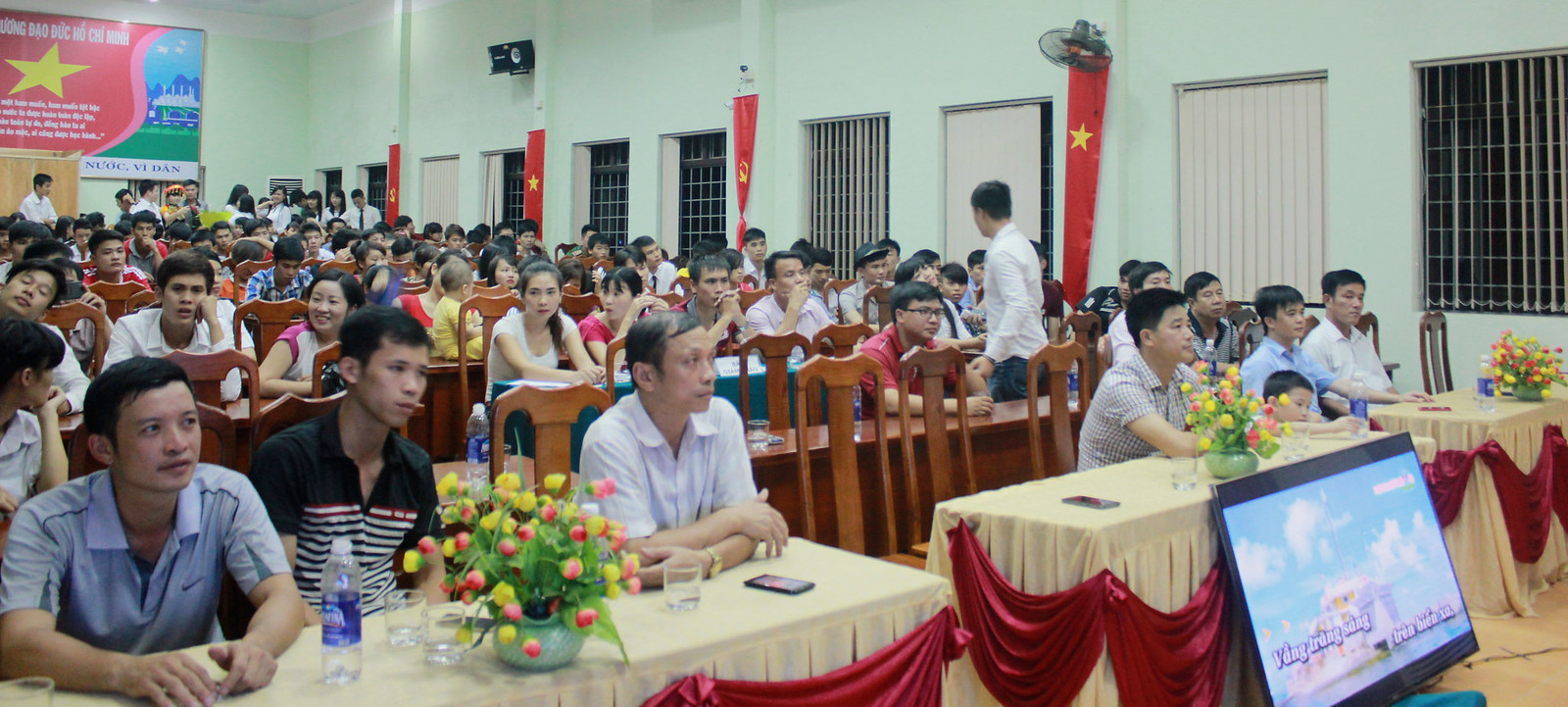 Đêm thi đã thu hút đông đảo CB – GV – NV và ĐVTN trong trường tham dự