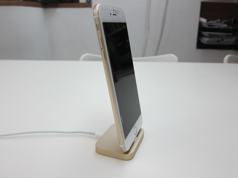 Apple iPhone Lightning Dock (Gold) - With iPhone 6 Plus (Gold)