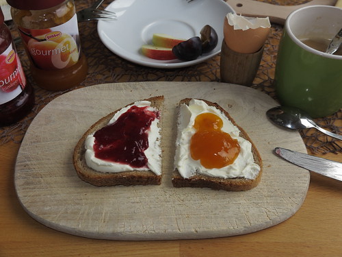 Crème fraîche und Marmeladen auf Berliner Brot