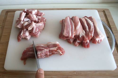 13 - Schweinebauch-Streifen in mundgerechte Stücke schneiden / Cut pork belly stripes in bite-sized pieces