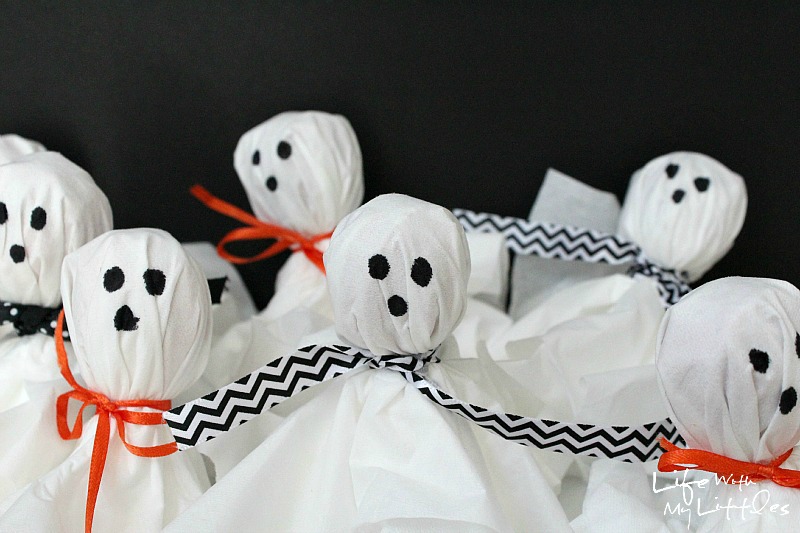 Super easy and cute lollipop ghosts! These are so fast to put together and make the perfect Halloween party treat! And you can make this craft with your kids!