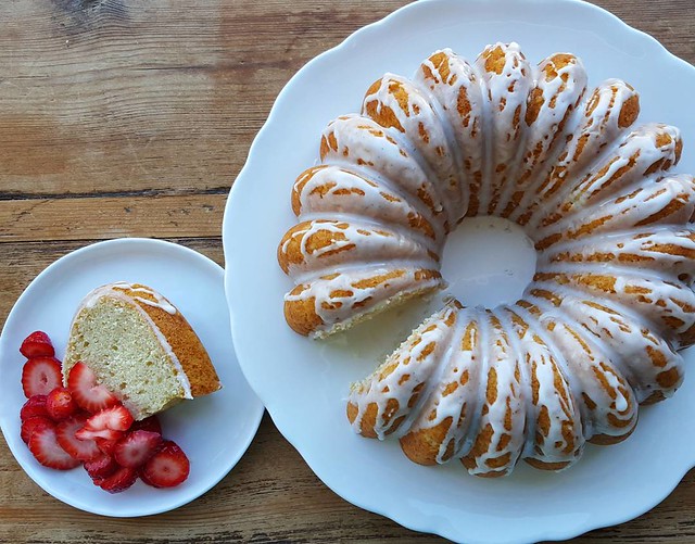 When your friends are totally cool when you say you'll bring dessert but there will be a piece missing from the cake. My new @nordicwareusa Party Bundt is perfect for a party! I'll post the Vanilla Bundt with Strawberries to the blog soon! #ilikebigbundts