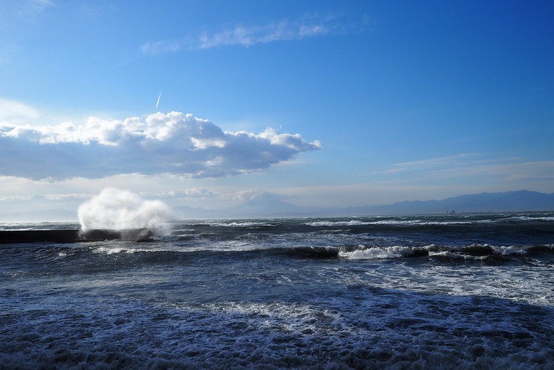 鎌倉江ノ島門前町の路地から望む片瀬西浜の海と富士山