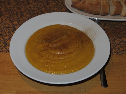 Butternut-Kürbis-Suppe mit Süßkartoffeln, Möhren und Zimt (aufgetaut)