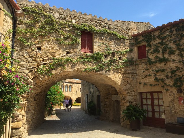 Peratallada, villa medieval de la Costa Brava (Girona)