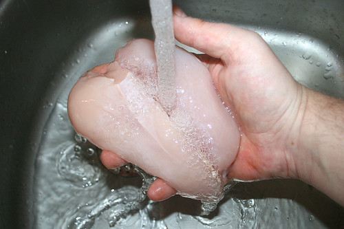 30 - Hähnchenbrust abspülen / Wash chicken breast
