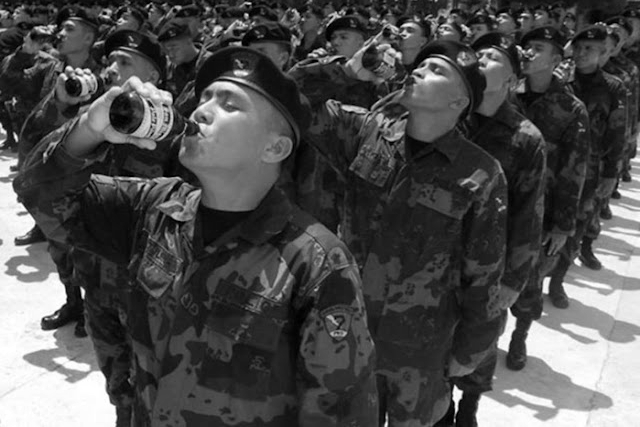 120805_military Russian soldiers drinking beer in unison_BW_6x9
