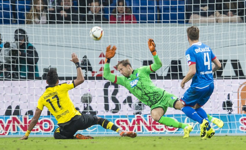 Gobonský útočník Pierre-Emercik Aubameyang střílí branku v zápase 6. kola německé ligy na hřišti Hoffenheimu (1:1), díky níž se stal prvním fotbalistou v historii, který se trefil v každém z úvodních šesti bundesligových kol
