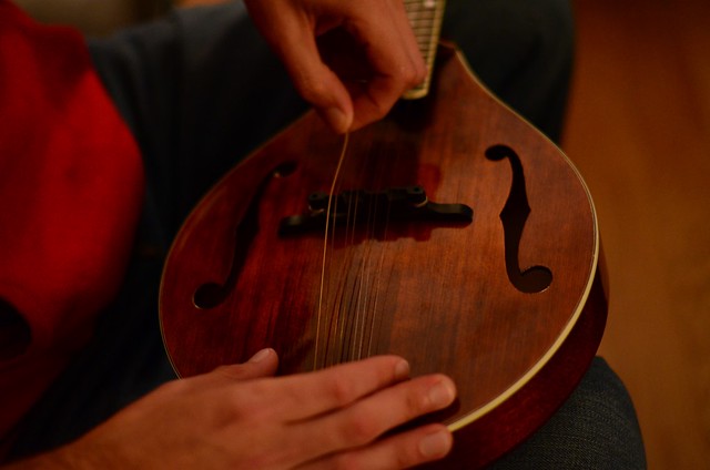changing mandolin strings