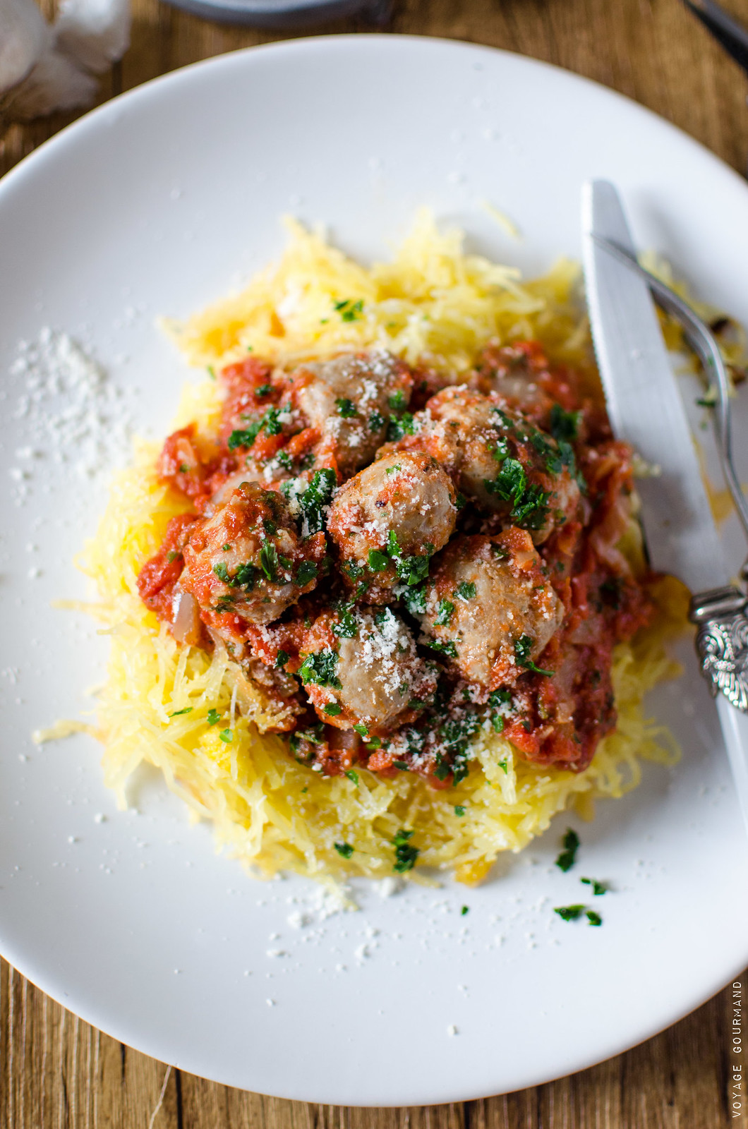 Courge spaghetti et boulettes de saucisse à la tomate