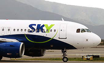 Sky Airline A319 CC-AIC front (RD)