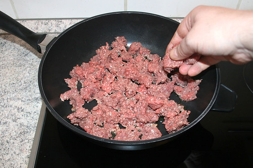 22 - Hackfleisch in Pfanne geben / Add ground meat to pan