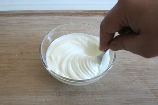 18 - Joghurt cremig rühren / Stir yoghurt creamy