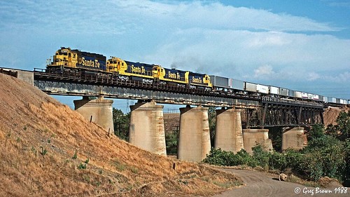 atchisontopekasantafe atsf railroads trains freighttrain santafe sanjoaquinriver sanjoaquinvalley intermodal california trestle