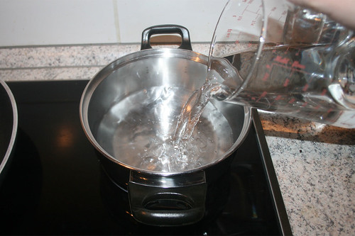18 - Wasser für Reis aufsetzen / Bring water for rice to a boil