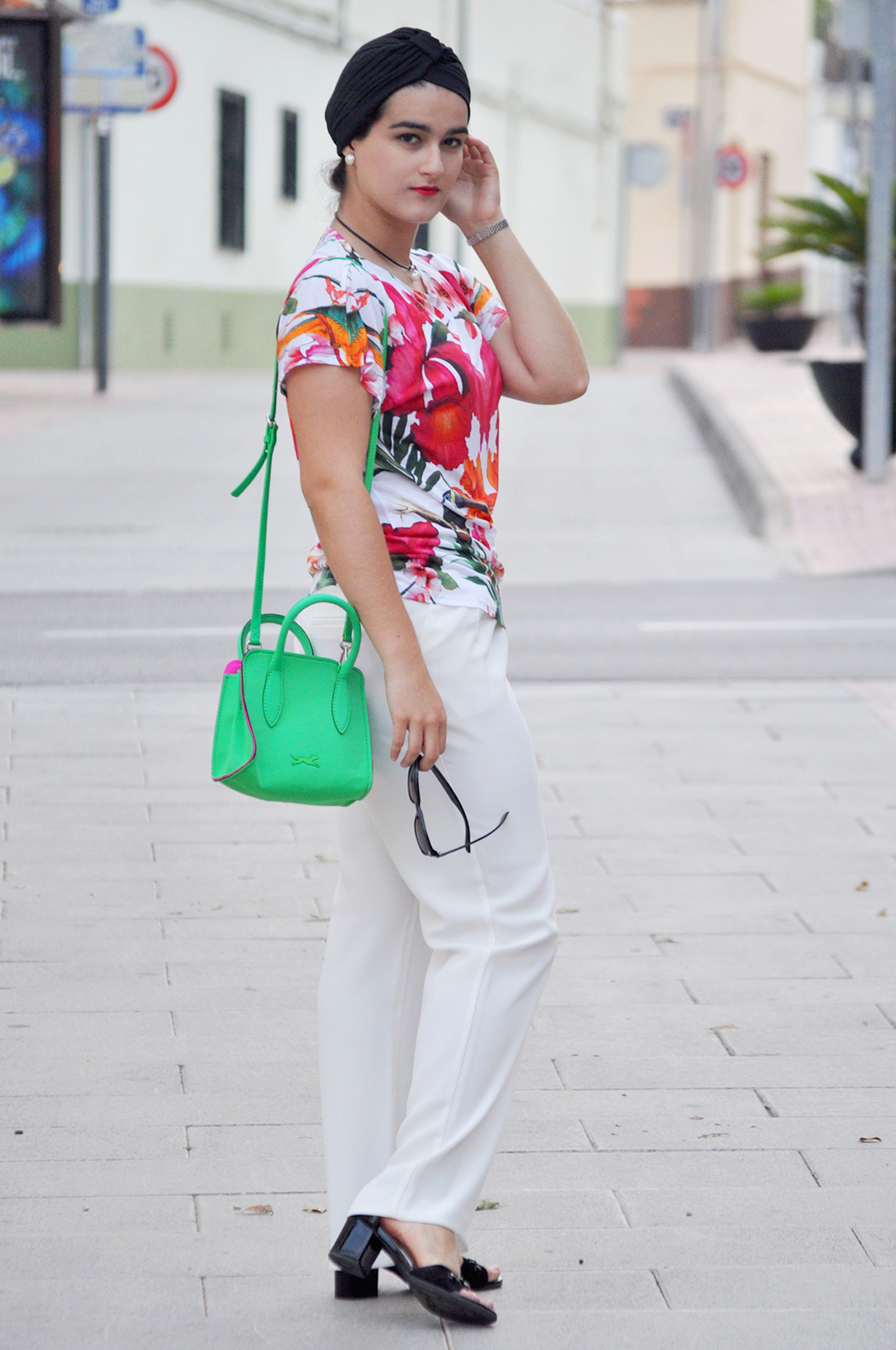 something fashion valencia blogger moda estilo, how to wear a turbant, bimba y lola neón green bag, ted baker T-shirt, white dress mango pants how to style rock total white floral outfit