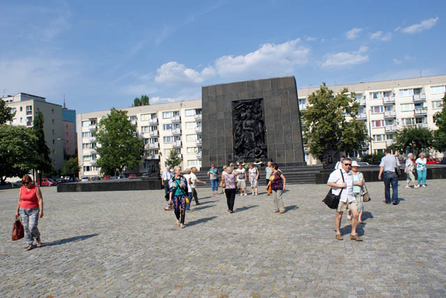 Photos collectives devant le monument de l'insurrection du ghetto de Varsovie