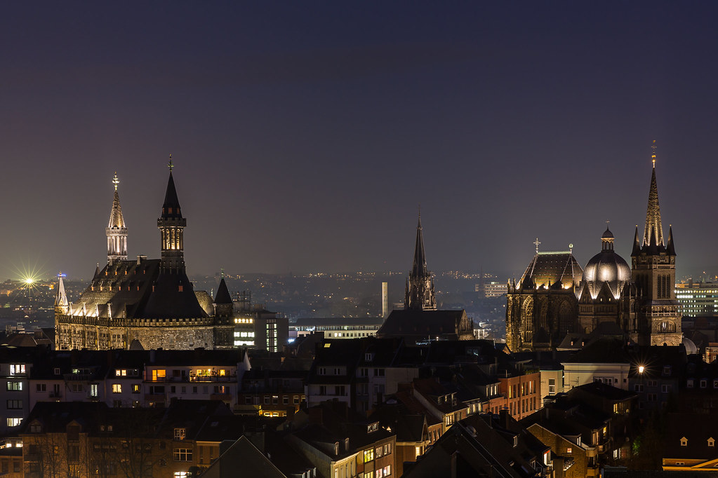 Cathédrale et hôtel de ville d'Aix-la-Chapelle, la nuit