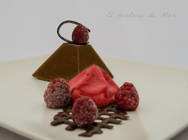 Pirámide de chocolate con interior de toffe 1