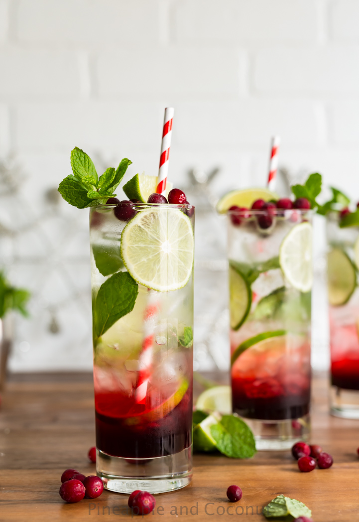 Spiced Hibiscus Cranberry Mojitos www.pineappleandcoconut.com #christmasweek