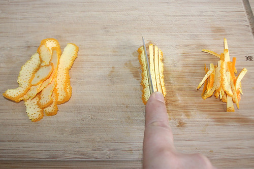 13 - Orangenschale in dünne Streifen schneiden / Cut orange peel in small stripes