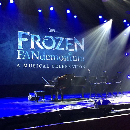 Hall D23 の最後の演目はFrozen FANdemonium。ピアノと椅子が3つ。